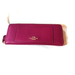 Gorgeous Coach wallet Deep pink / wine color